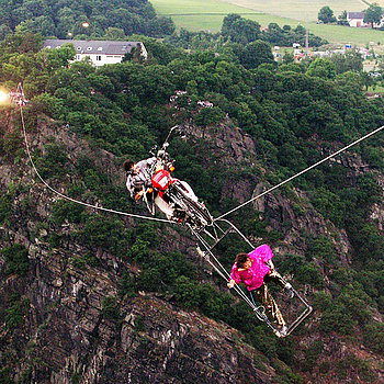 14 Salti 160 m über dem Rhein an der Loreley