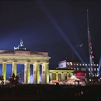 15 Salti am Brandenburger Tor in Berlin 